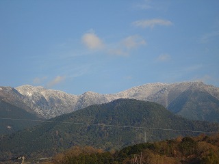 画像: まだ山に雪が残っています。バレンタインももうすぐです。！！