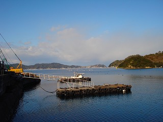 画像: 遠くに段々畑を望めます。三浦の海は穏やかですね。