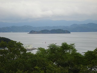 画像: 宇和島沖に浮かぶもうひとつの島。