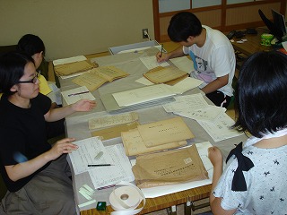 画像: 田中庄屋のあった地域三浦大内地区で古文書の調査合宿がありました。